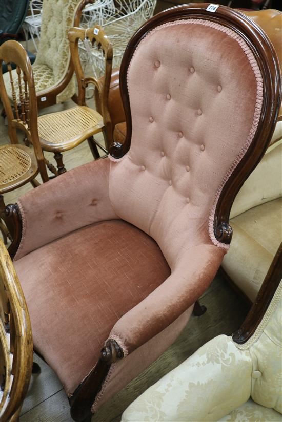 A button back spoon back chair